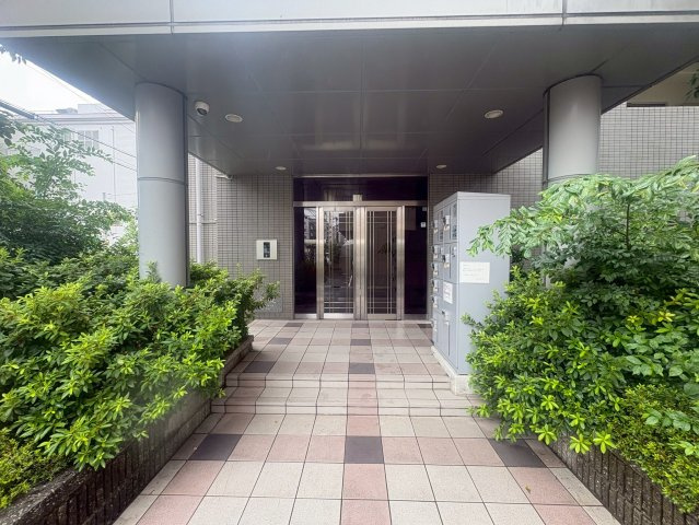 吹田市江坂町１丁目の賃貸マンションのエントランス