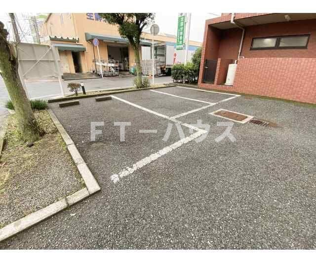 ジュネス北国分の駐車場