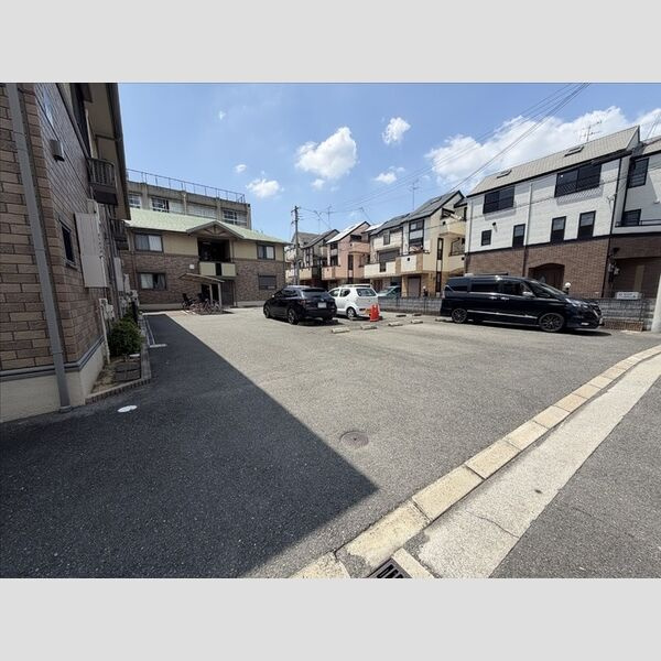 RISA　B棟の駐車場