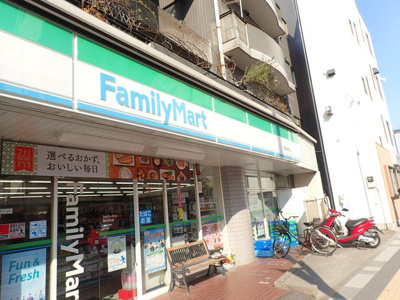 ファミリーマート浦和仲町店まで300ｍ