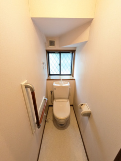 ★落ち着ける独立したトイレスペース★