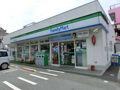 ファミリーマート 徒歩2分。コンビニ 140m