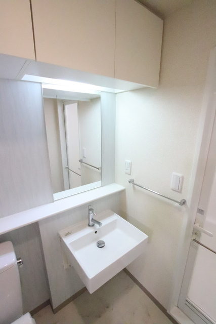 洗面所の上部に収納があります。