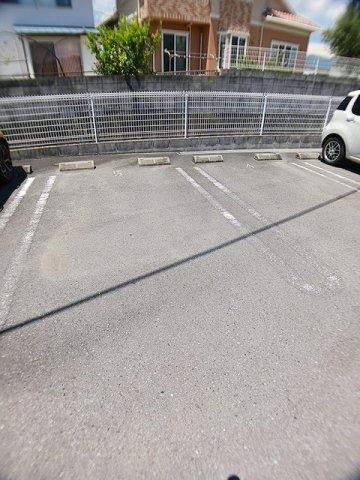 カルム岡田の駐車場