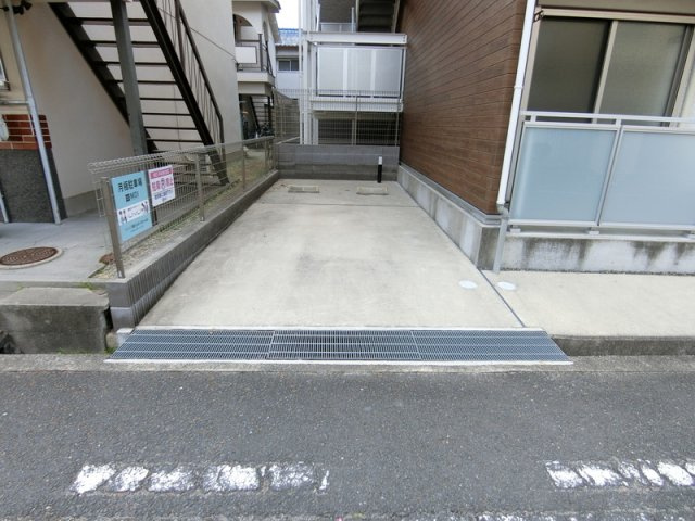 リブリ・リヴェール南七松町の駐車場