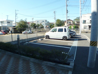 ★敷地内駐車場★（空き状況・使用料等詳細はご確認下さい）