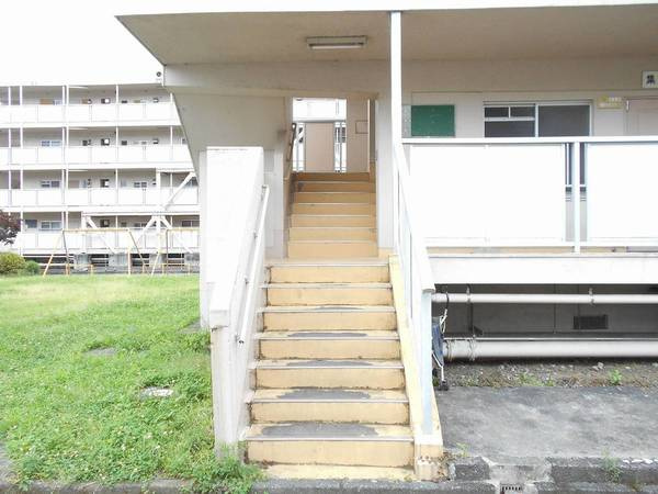ビレッジハウス南沼上2号棟のエントランス