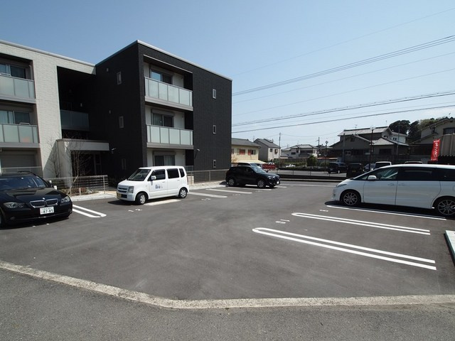 シャーメゾン　フォレスト　レジデンスの駐車場