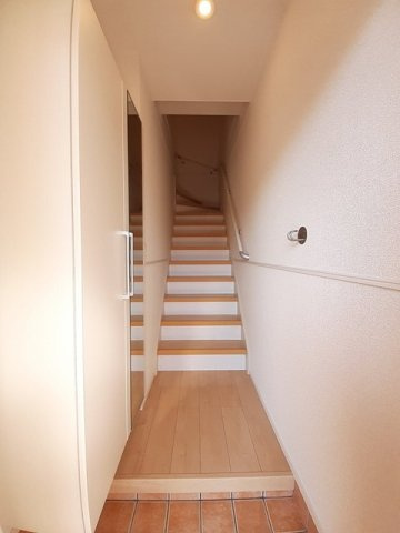 ヴィントプラッツⅡの玄関|明るい玄関です