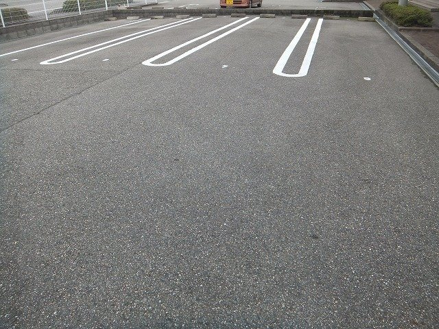 カーサ・フィリアⅡの駐車場|駐車場があるので、車を買う予定の方も安心です