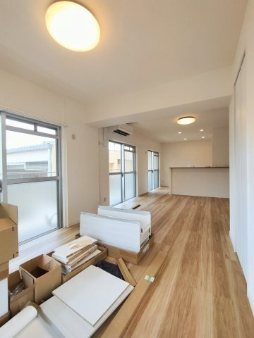 【居間・リビング】 | シティライフ吉塚 | LDKの広さは約18帖！ 面積73平米あるリフォーム済み3LDKです
