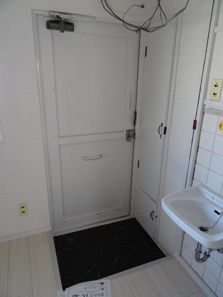 北恩加島住宅1号棟の玄関