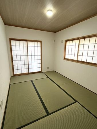 生駒郡斑鳩町龍田北２丁目　一戸建の和室|■現地撮影写真■ＬＤＫに隣接されている和室は家族のくつろげるスペースに！