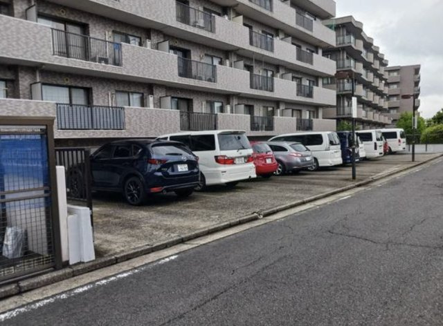クエスト山手台の駐車場