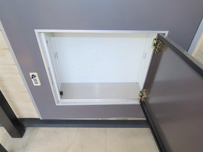 レオパレス満の玄関|玄関扉に宅配ボックスあり