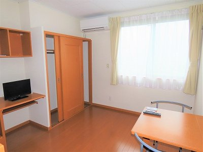 レオパレス満の居間・リビング|カーテンやテーブル、テレビも備え付けです