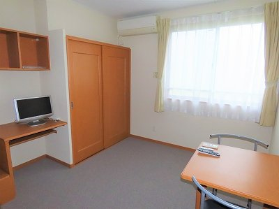レオパレス満の居間・リビング|2階はカーペットのお部屋です