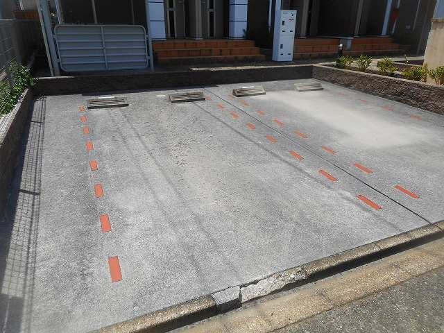ユピテルの駐車場