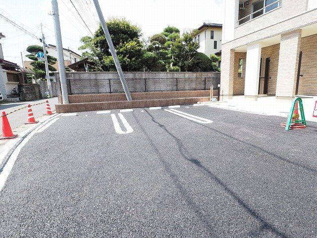グランディー　フローラムⅠの駐車場