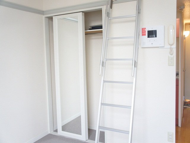 レオパレスパーク岩崎の内装|ロフトタイプのお部屋なので、上も収納スペースにどうぞ！