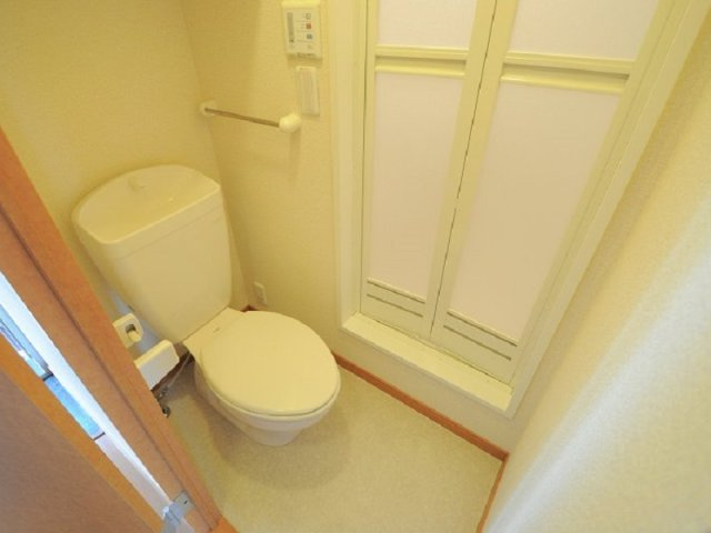 レオパレス九品のその他|収納棚付きのキレイなトイレです。