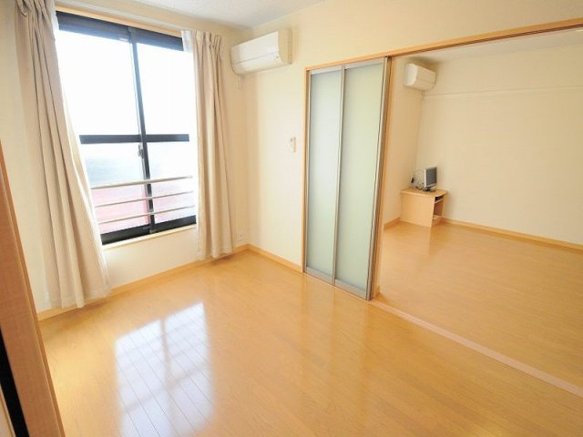 レオパレス小渕の寝室|寝室も収納タップリあります