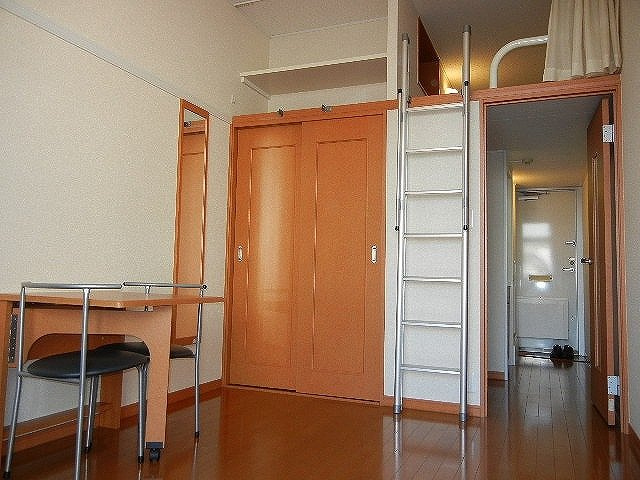 レオパレスパークサイドの居間・リビング|1Fフローリング、2F絨毯になります。