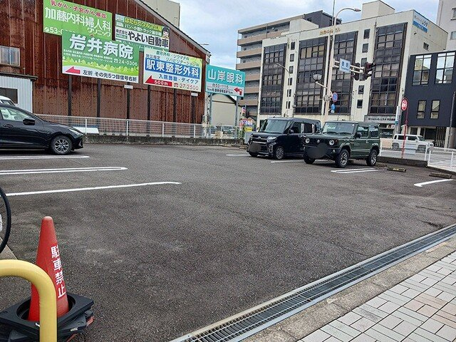 Ｍ・Ｅ　コ－トの駐車場