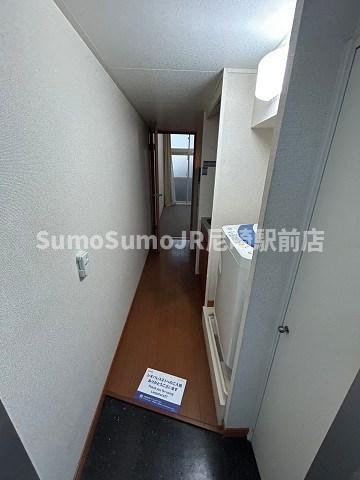レオパレスラ　フォレの玄関