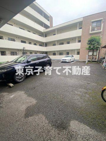 コンフォリア千石の駐車場