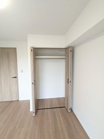 ルネ枚方の収納|洋室のクローゼット
■物件内覧・資金計画相談・住宅ローン相談、リフォーム相談、お問合せ受付中■
※当日・翌日のご内覧、ご相談はお電話でのお問合せがスムーズです！