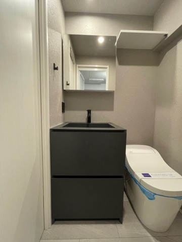 新品家具付きマンション台東2(KaGood東京)の独立洗面台|独立洗面台、小物を置くことができて便利です