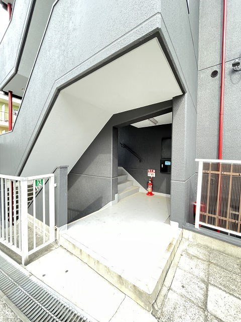 尼崎市元浜町３丁目のアパートのエントランス