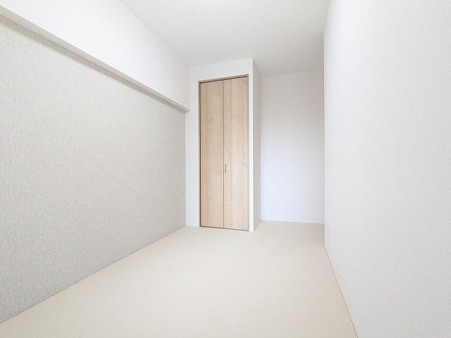 グリーンタウン香里ケ丘A棟の洋室|洋室5.5帖
■物件内覧・資金計画相談・住宅ローン相談、リフォーム相談、お問合せ受付中■
※当日・翌日のご内覧、ご相談はお電話でのお問合せがスムーズです！
