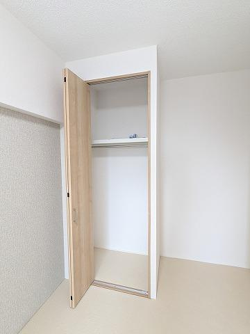 グリーンタウン香里ケ丘A棟の寝室|洋室5.5帖　クローゼット
■物件内覧・資金計画相談・住宅ローン相談、リフォーム相談、お問合せ受付中■
※当日・翌日のご内覧、ご相談はお電話でのお問合せがスムーズです！