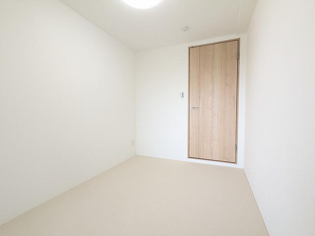 グリーンタウン香里ケ丘A棟の子供部屋|洋室4.3帖
■物件内覧・資金計画相談・住宅ローン相談、リフォーム相談、お問合せ受付中■
※当日・翌日のご内覧、ご相談はお電話でのお問合せがスムーズです！