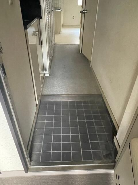 メゾン一ツ橋学園の玄関