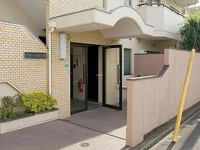メゾン一ツ橋学園のエントランス