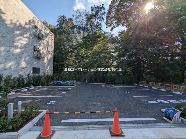 ヴァン・ヴェール鷹の台の駐車場