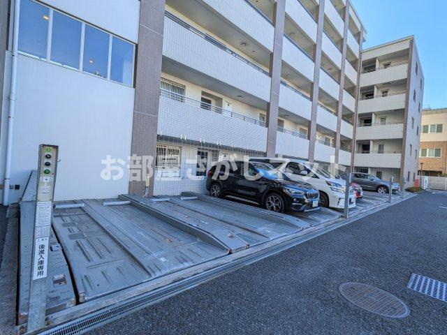 ガーデン板橋氷川町の駐車場