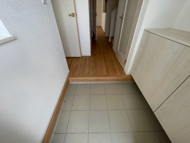 ＋＋宜野湾市嘉数-H号棟（全8棟）の玄関|収納もある玄関です