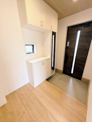 【玄関】 | ☆☆新築住宅　錦町花ノ井　全５棟－⑤　オール電化♪ご案内随時受付中です♪ | 大容量のシューズボックス
シューズクローク付のプランあります