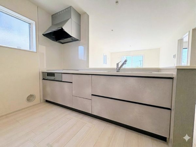 【キッチン】 | ☆☆新築分譲　常磐下船尾町１期H　長期優良住宅　全３棟-③♪　 | 対面式システムキッチン♪！床下収納もあります！！IHクッキングヒーター♪
1.3号棟パントリー付！！
