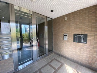 シャムロックコート西岡本のエントランス