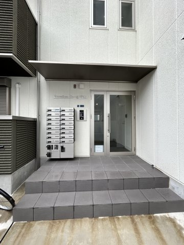 Premium Pearl塚本のエントランス