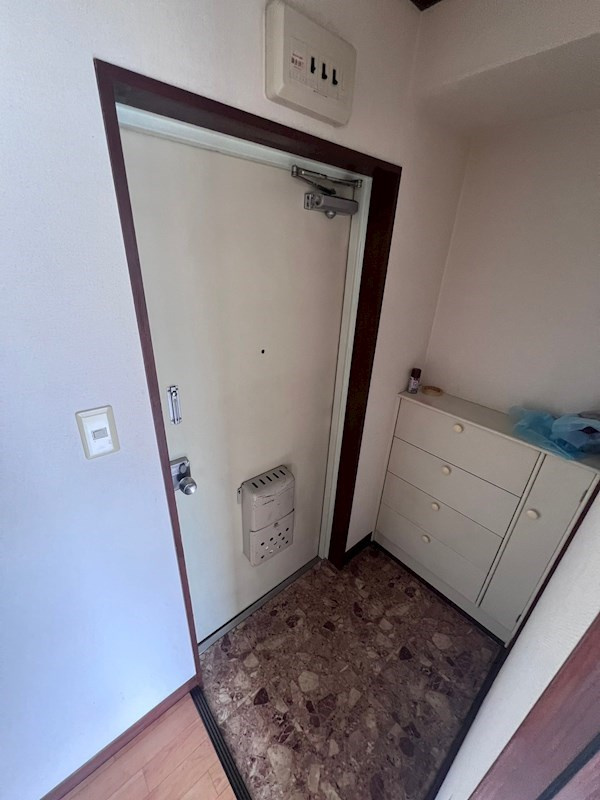 フラワーサンパレスの玄関