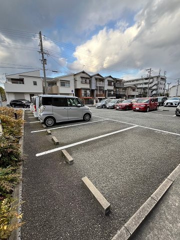ルシェール武庫之荘の駐車場