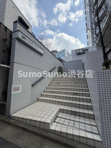 MFPR代々木タワーのエントランス|建物の内部です