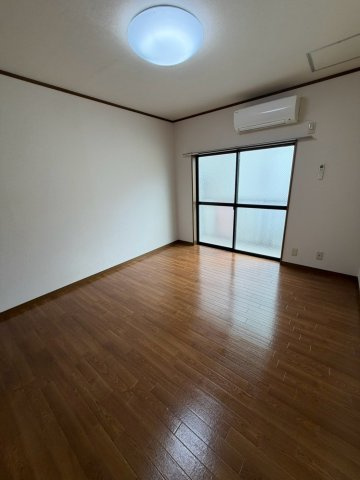 芦屋川ハイツの洋室