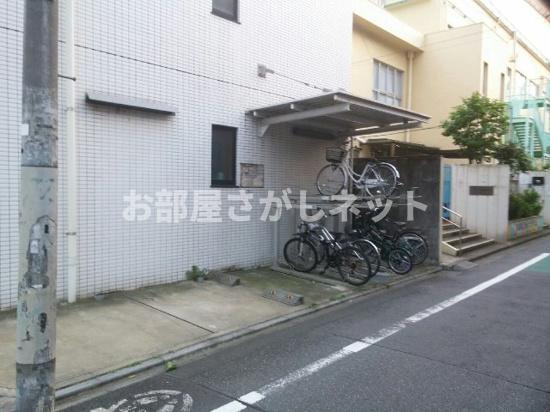ラハイナ東新宿の駐車場
